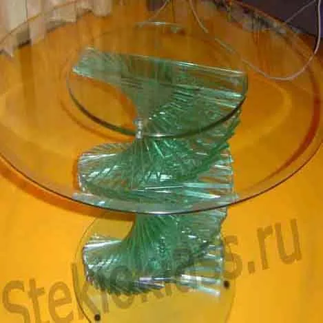 Стеклянный журнальный стол