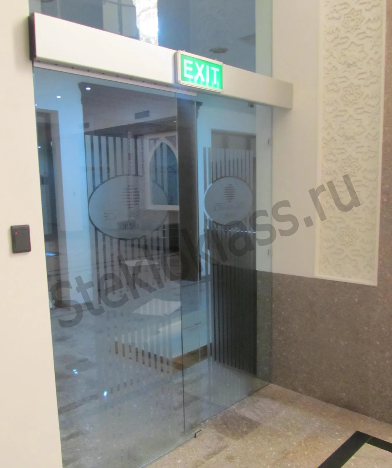 Стеклянный проем со стеклянной дверью с откатным механизмом в верхней части конструкции