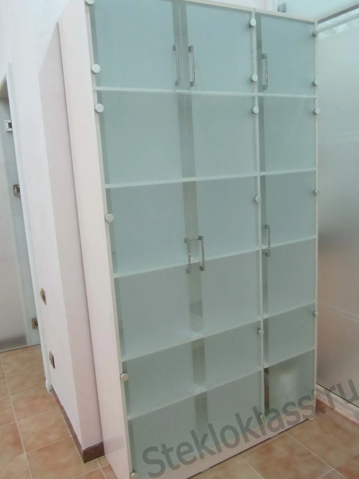 Стеклянные створки в шкафу из ЛДСП в количестве 6 штук