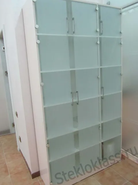 Стеклянные створки в шкафу из ЛДСП в количестве 6 штук