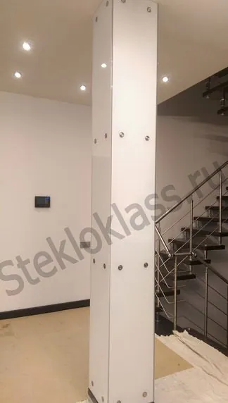 Стеклянный столб на коннекторах