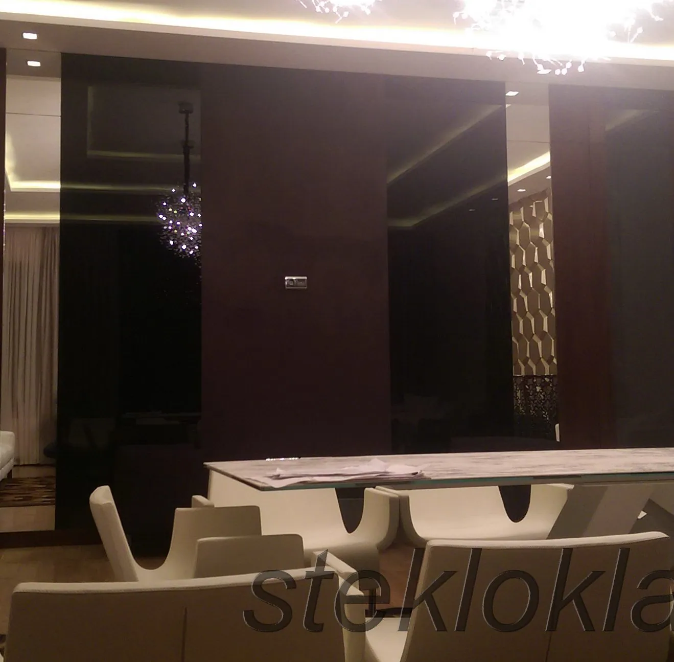 Зеркала и крашенные стекла в интерьере