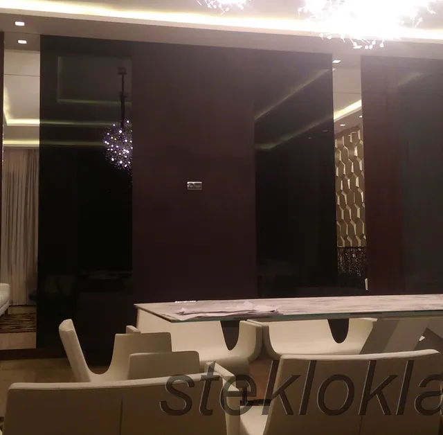 Зеркала и крашенные стекла в интерьере