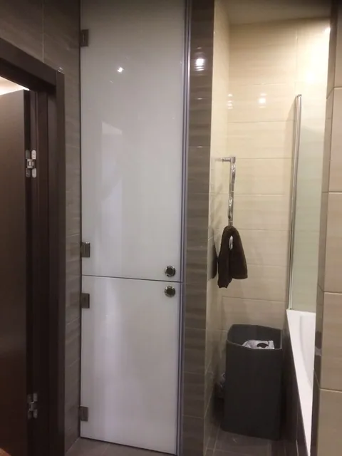 Стеклянные створки для шкафа в санузле