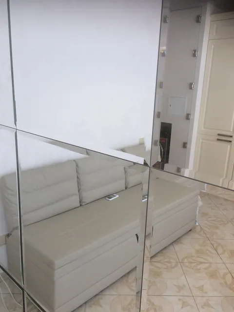 Зеркальное панно на всю стену на кухне — фото 2