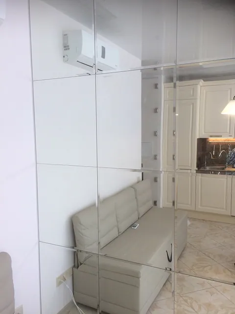 Зеркальное панно на всю стену на кухне — фото 3