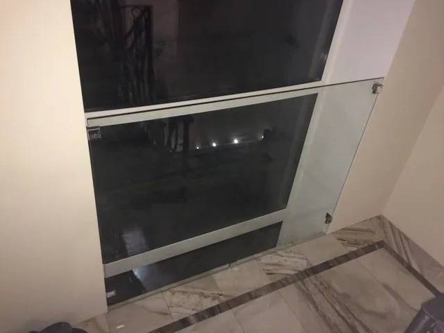 Стеклянное ограждение для межлестничной площадки лестничного марша — фото 2