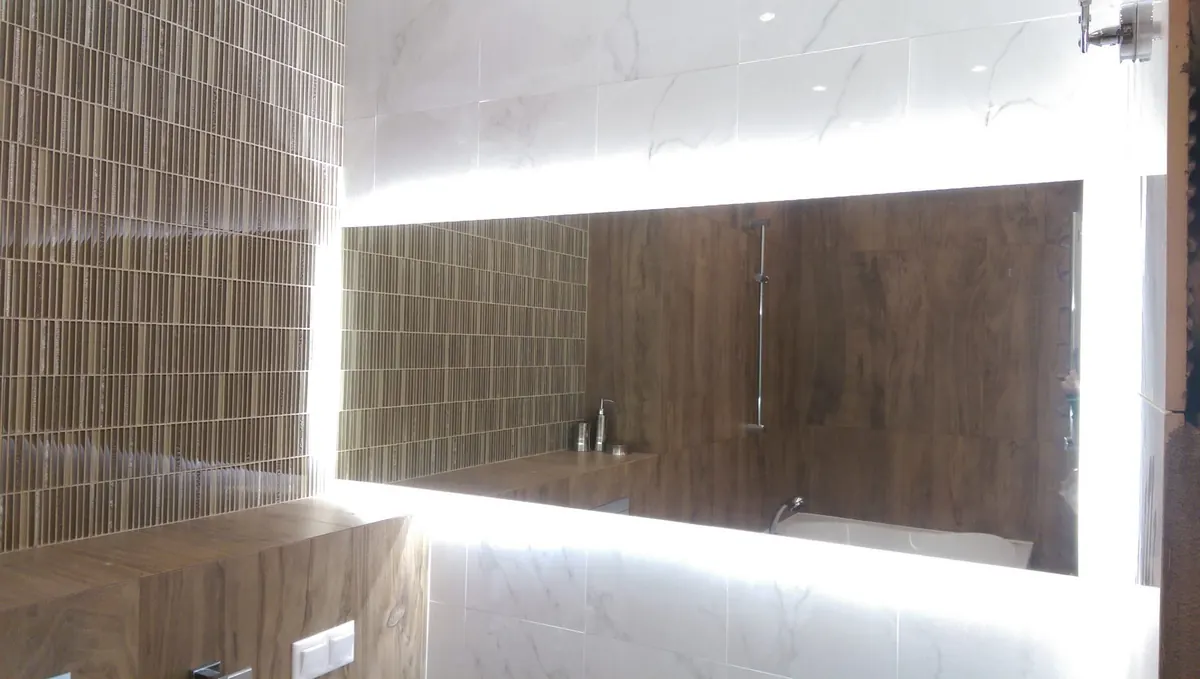 Зеркало с LED-подсветкой в ванной