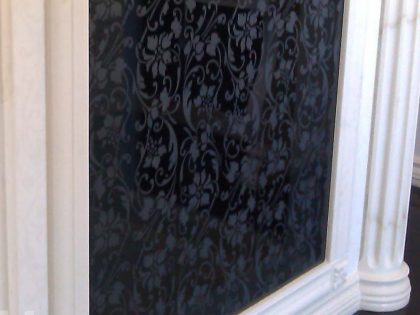Скрытый санузел в спальне. Дверь стеклянная с матовым рисунком