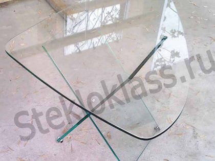Стеклянный журнальный столик треугольной формы с закругленными углами