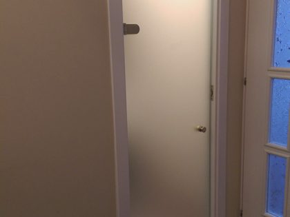 Стеклянная межкомнатная дверь с роликовым фиксатором